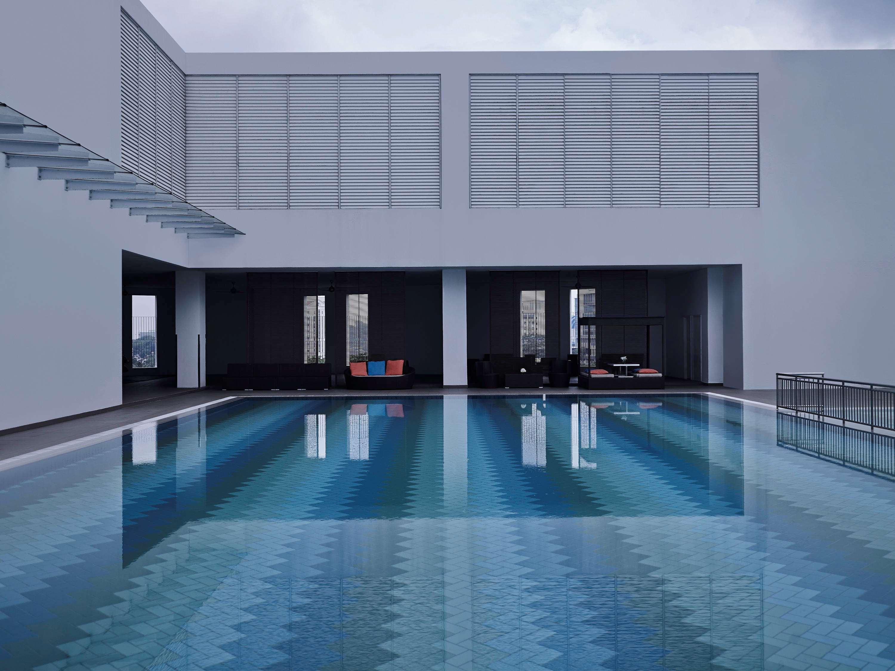 Pullman Kuching Hotell Exteriör bild The swimming pool