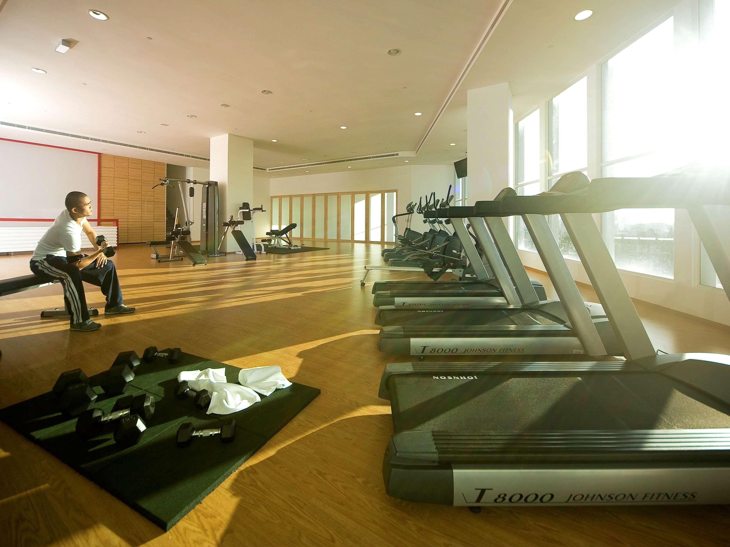 Pullman Kuching Hotell Exteriör bild The gym at the InterContinental