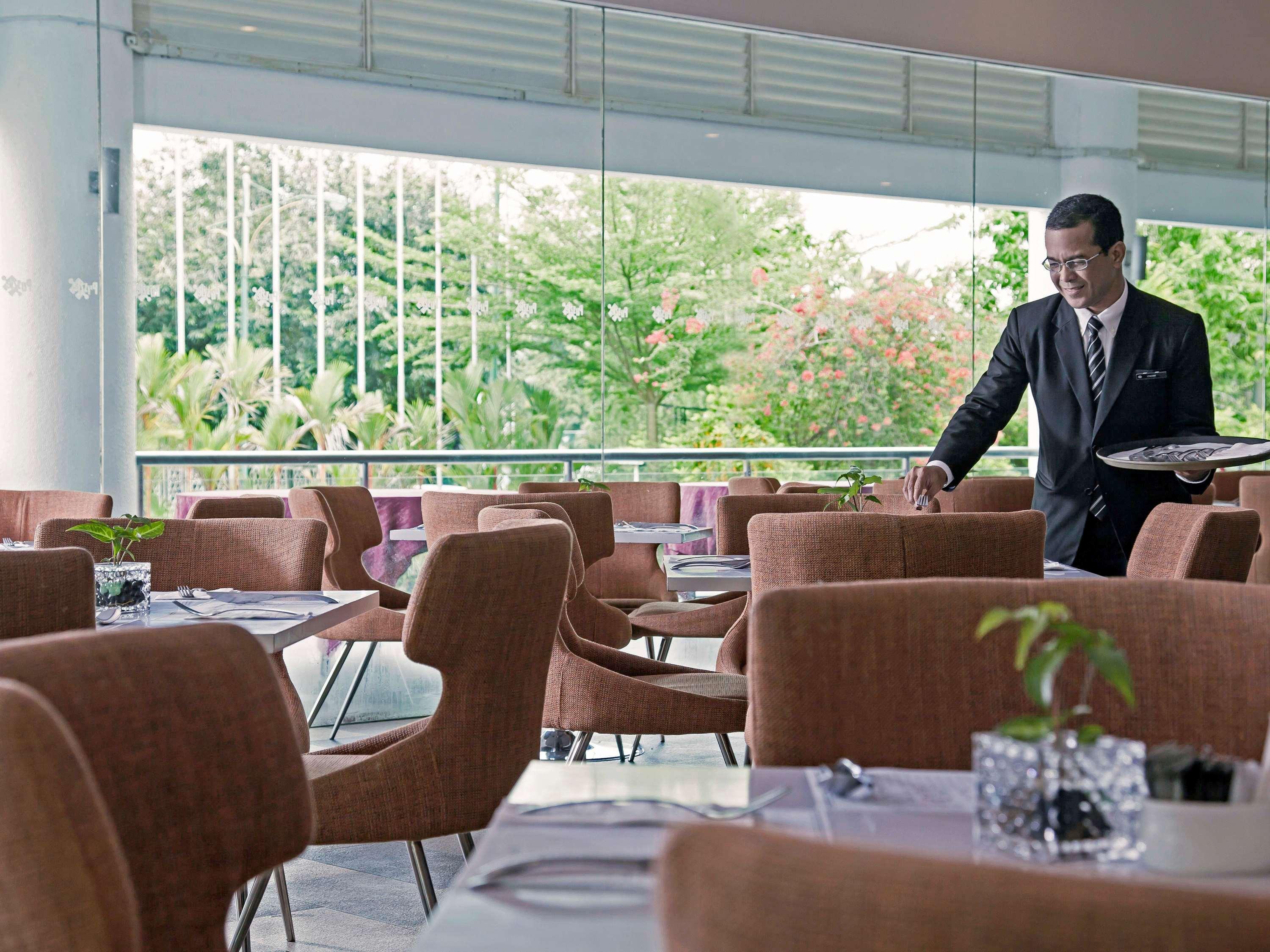 Pullman Kuching Hotell Exteriör bild A restaurant at the hotel