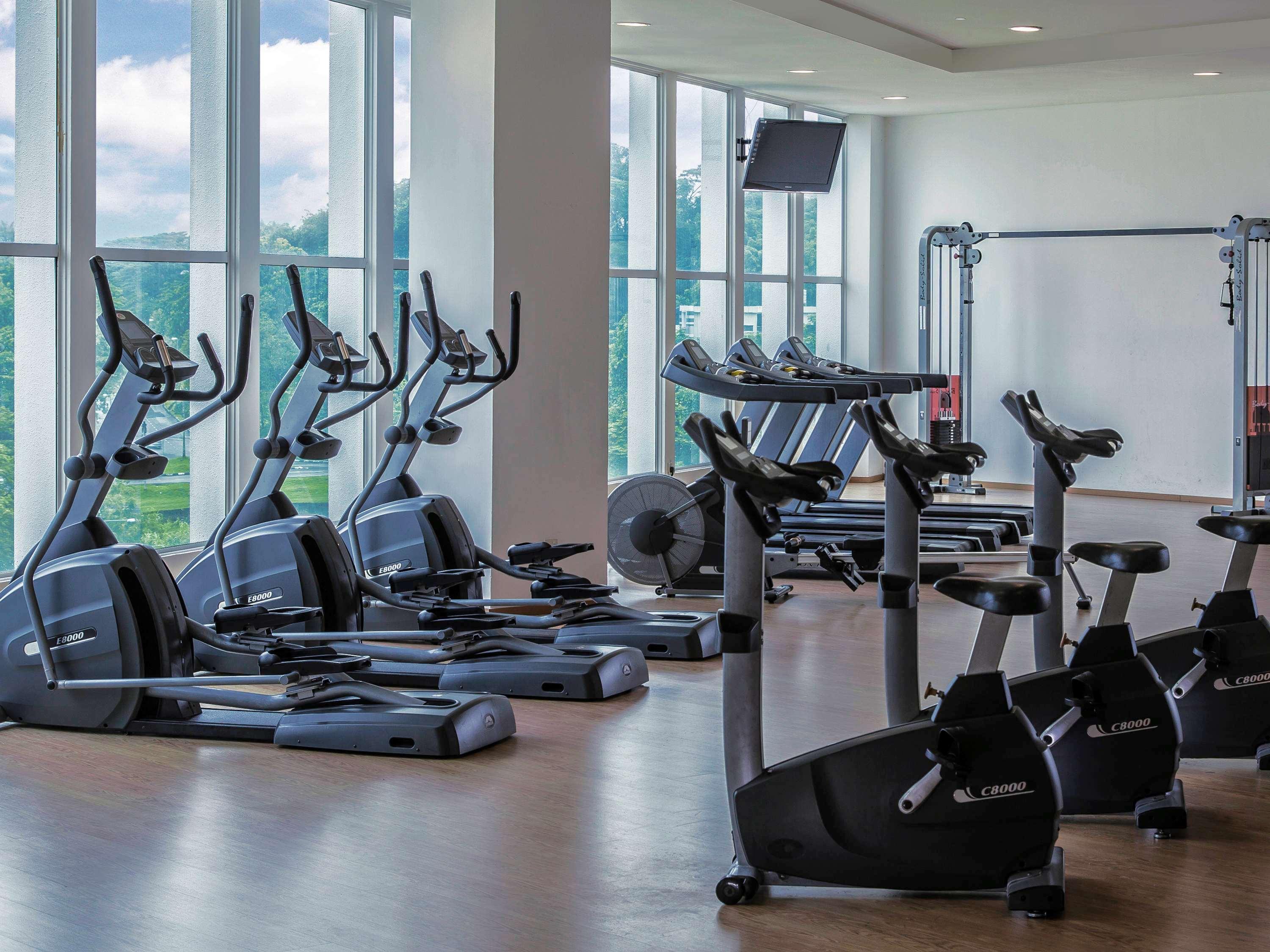 Pullman Kuching Hotell Exteriör bild The gym at the hotel