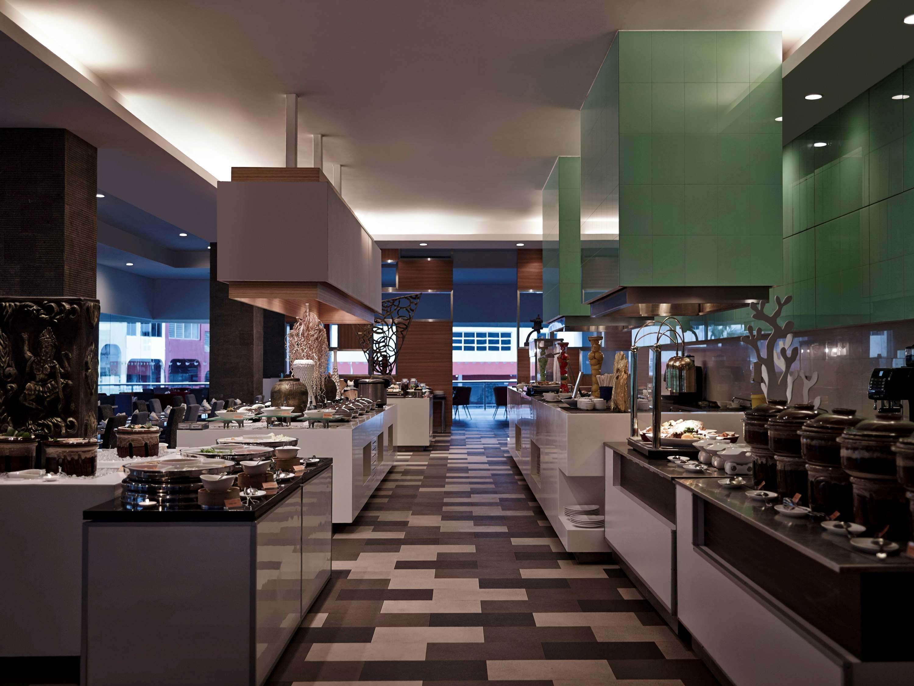 Pullman Kuching Hotell Exteriör bild The buffet at the hotel