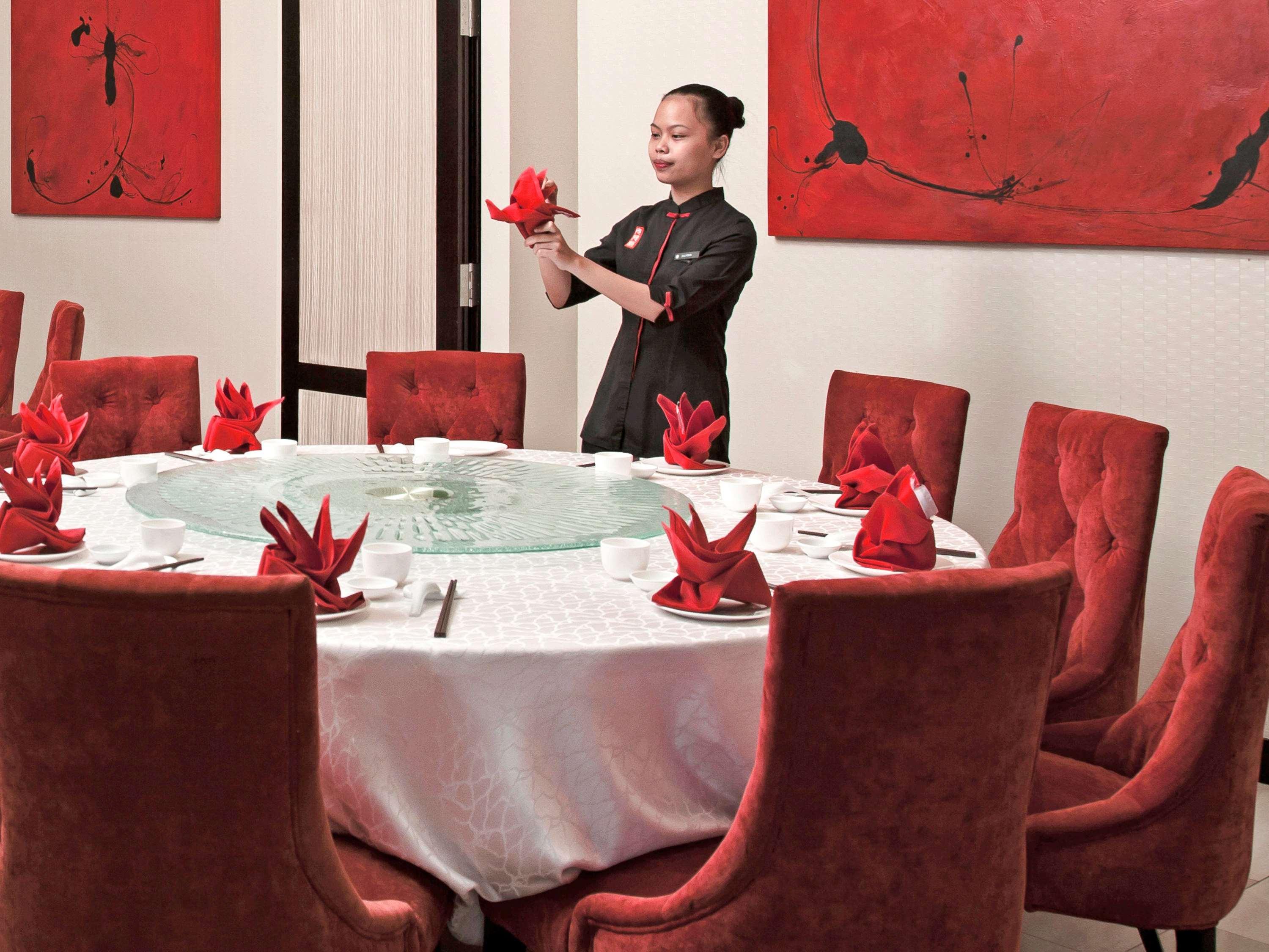 Pullman Kuching Hotell Exteriör bild A restaurant in Hanoi
