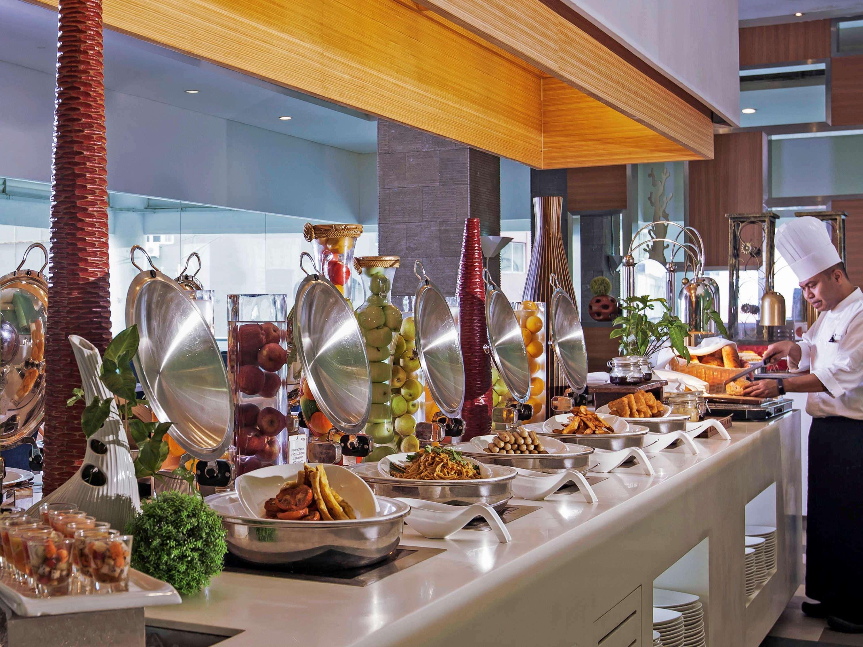 Pullman Kuching Hotell Exteriör bild A buffet at a hotel