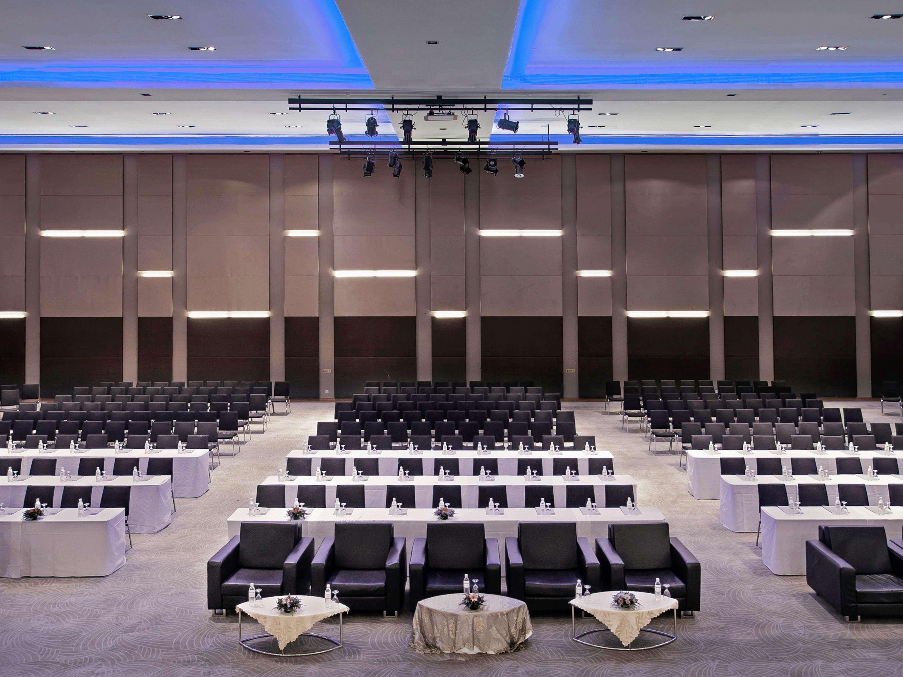 Pullman Kuching Hotell Exteriör bild The conference hall