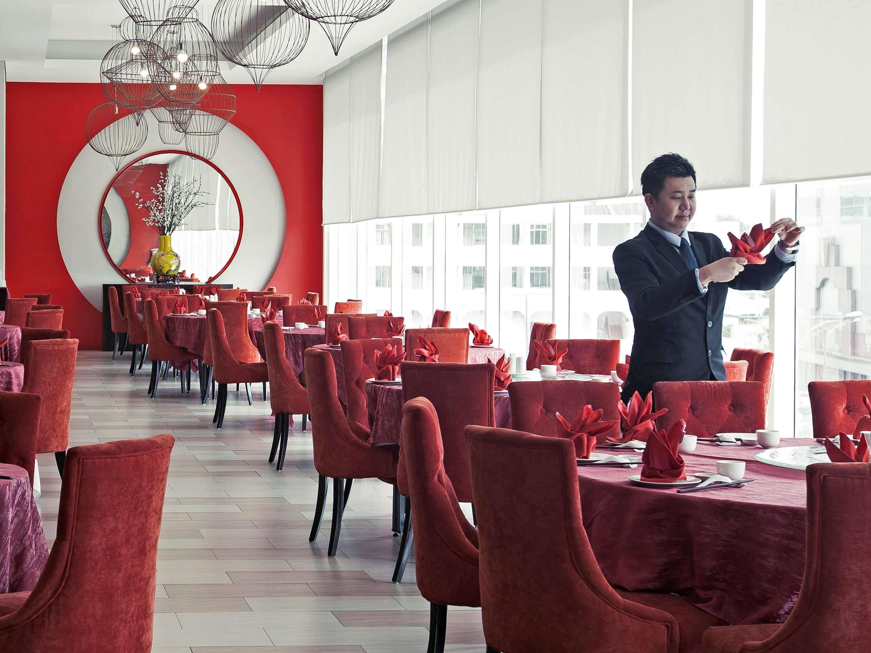 Pullman Kuching Hotell Exteriör bild A restaurant in a hotel