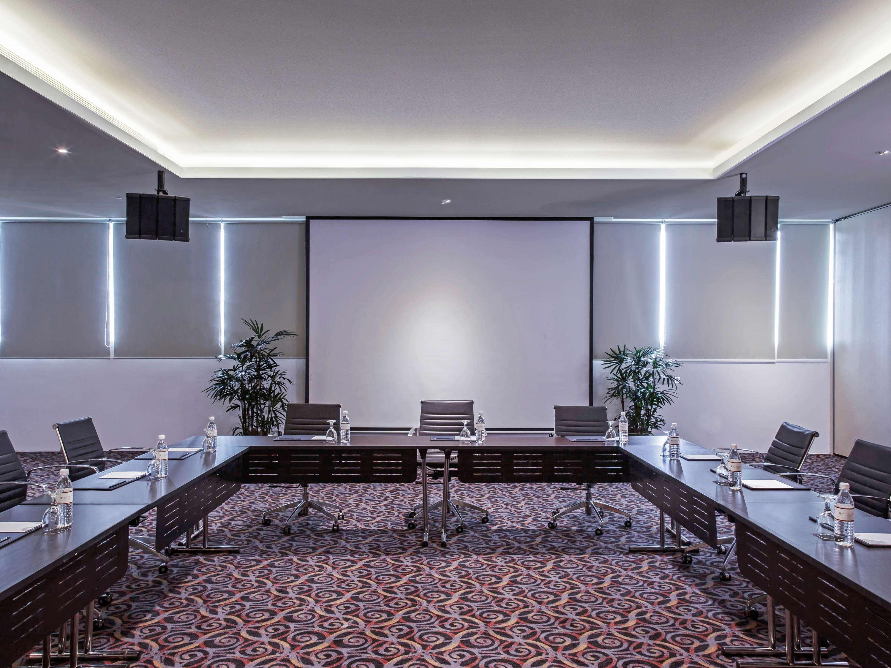Pullman Kuching Hotell Exteriör bild Meeting room