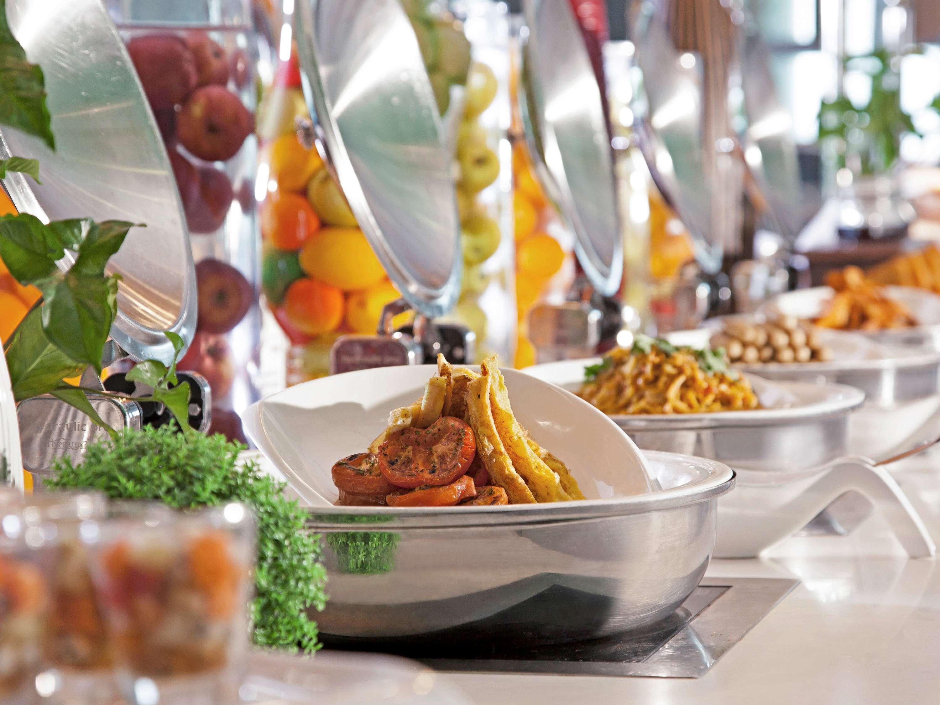 Pullman Kuching Hotell Exteriör bild A chafing dish