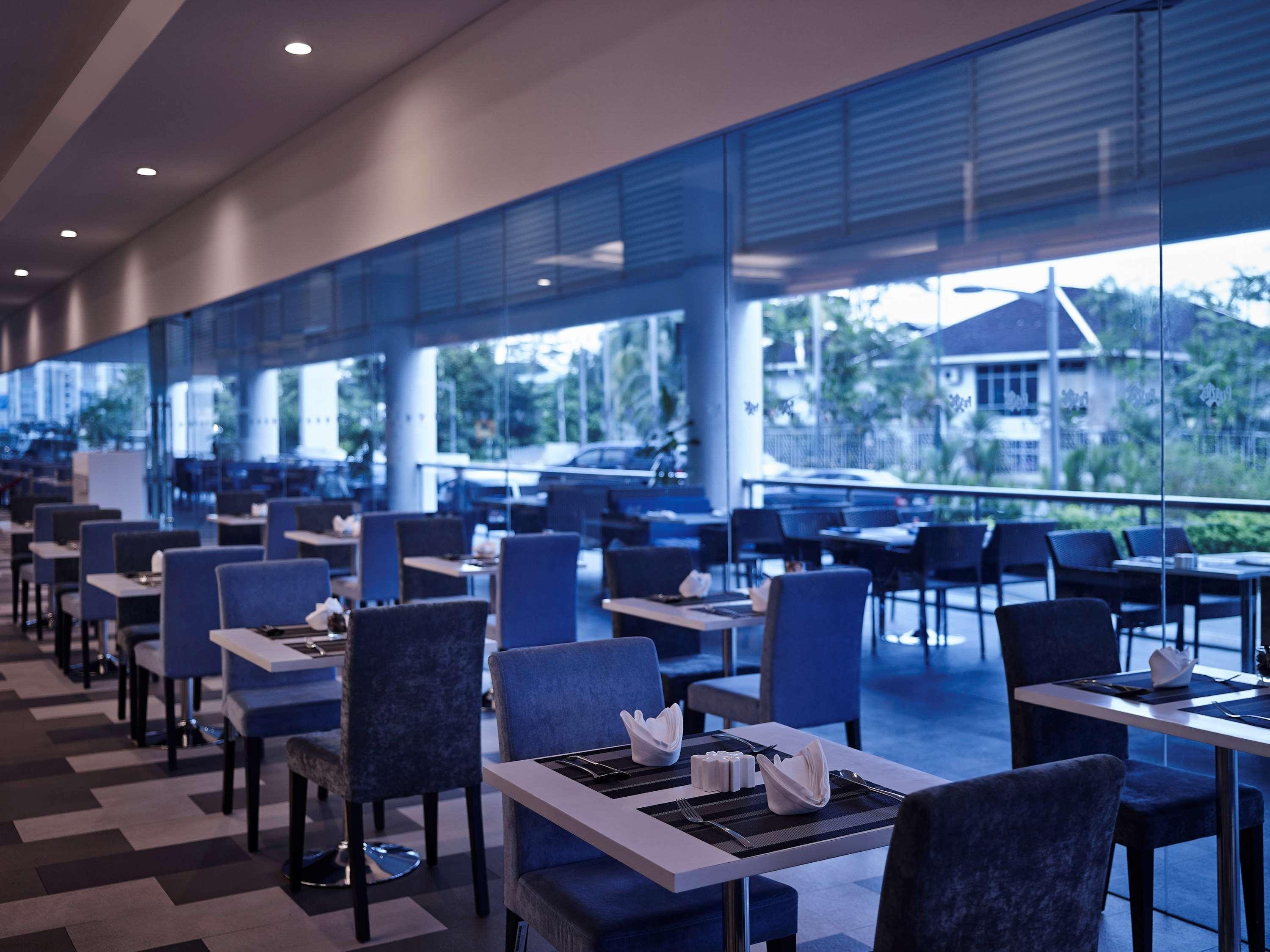 Pullman Kuching Hotell Exteriör bild The restaurant at the airport