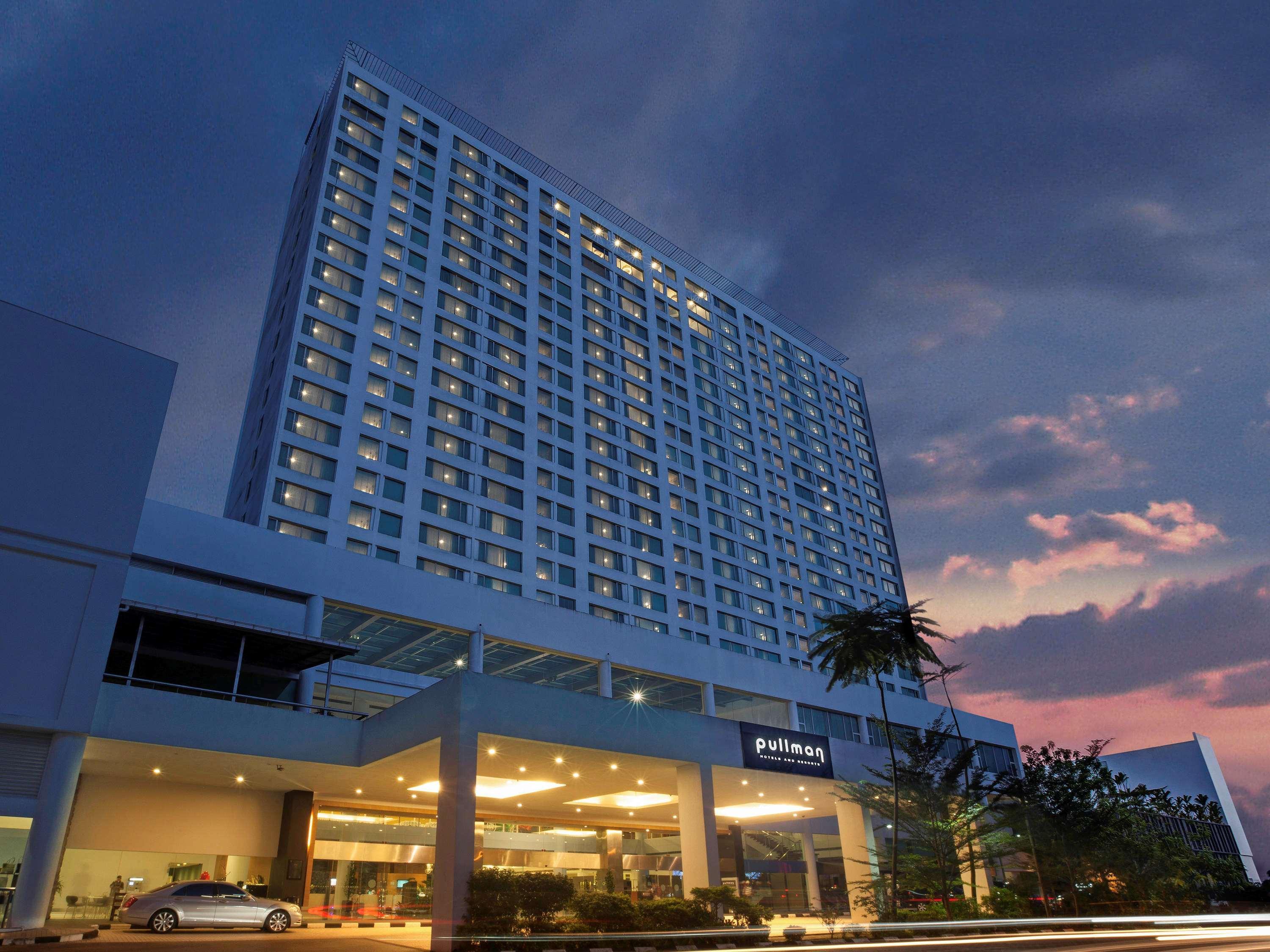Pullman Kuching Hotell Exteriör bild The hotel at dusk
