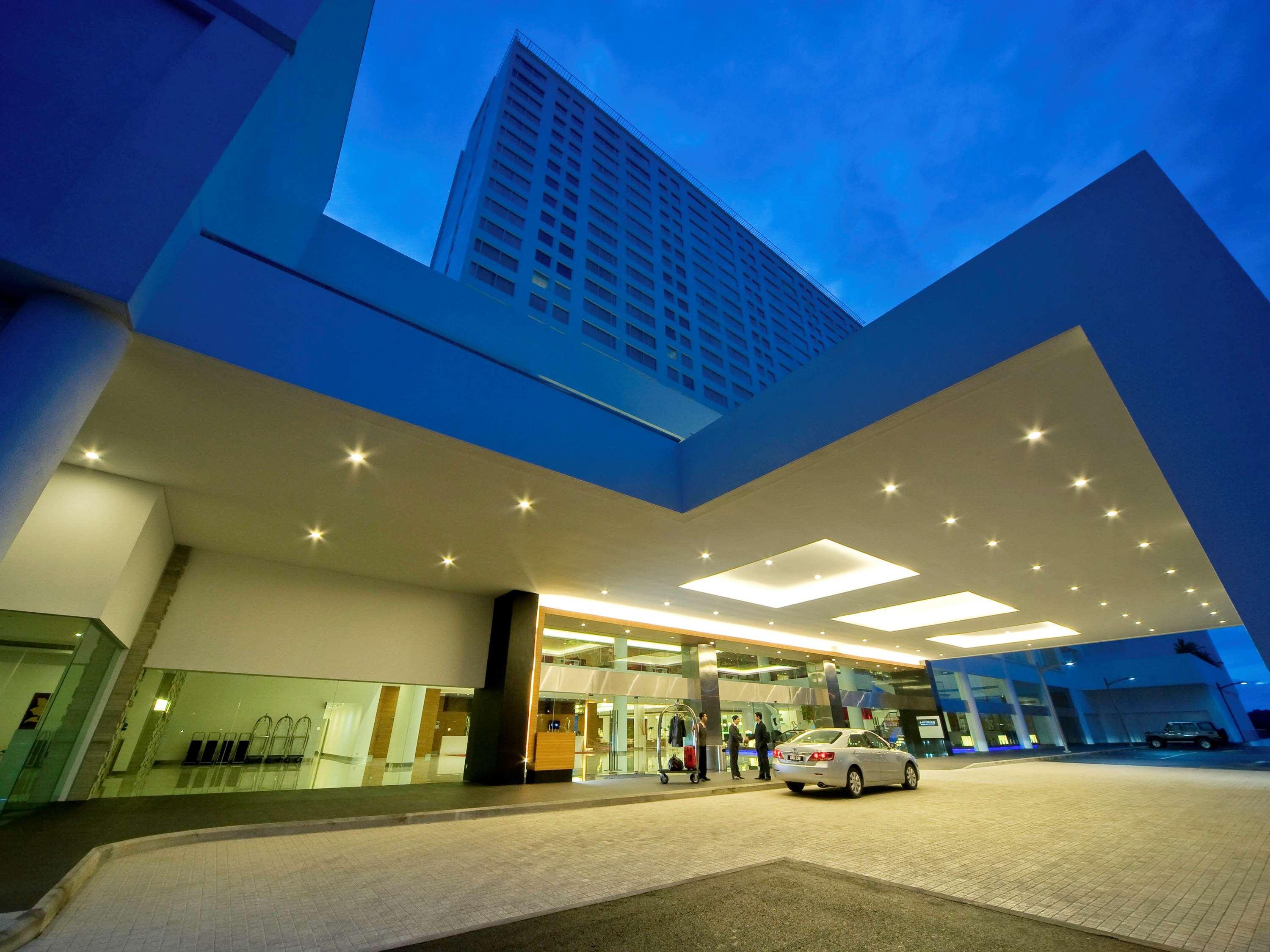 Pullman Kuching Hotell Exteriör bild The hotel's main entrance