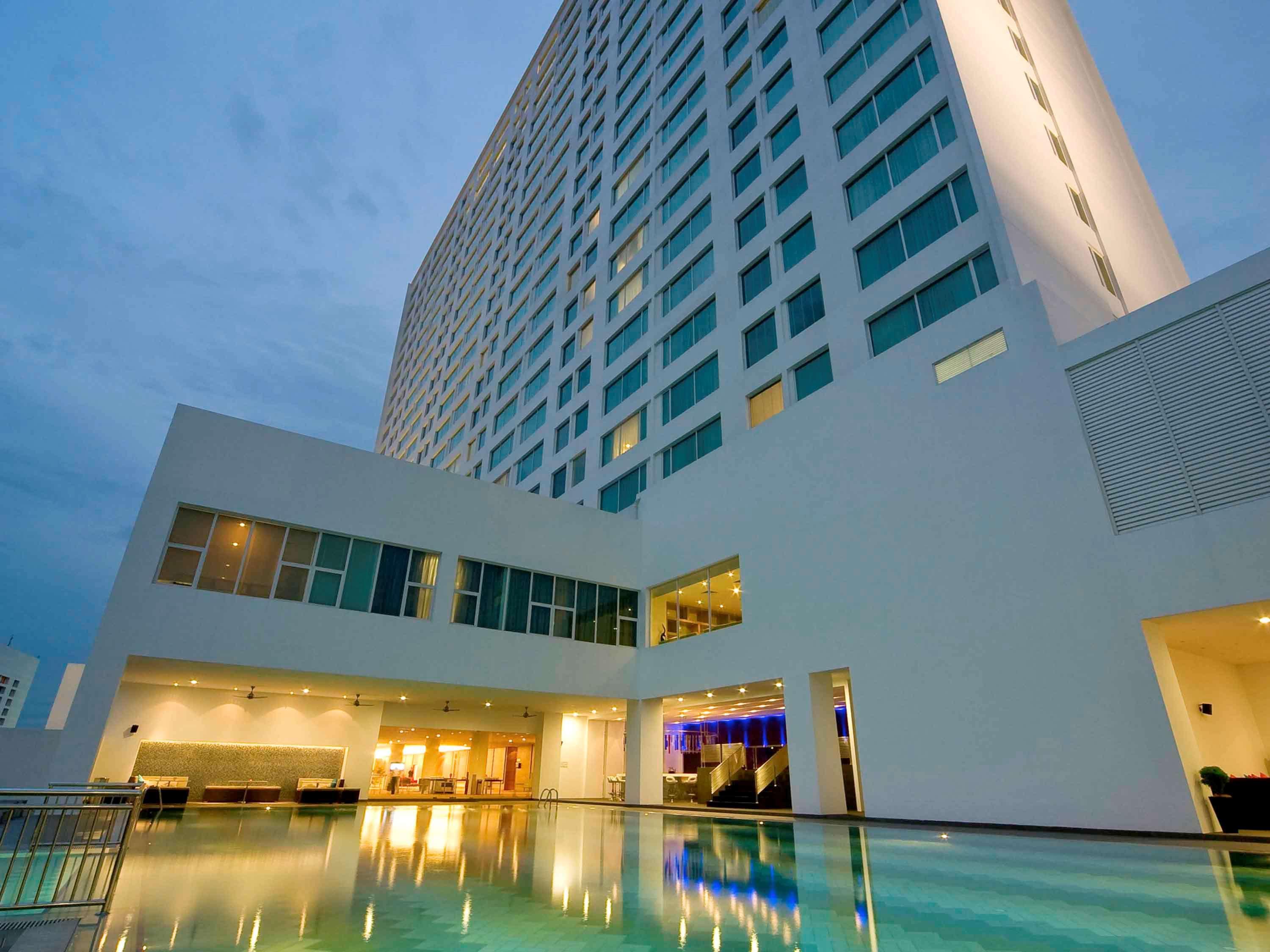 Pullman Kuching Hotell Exteriör bild The hotel's swimming pool