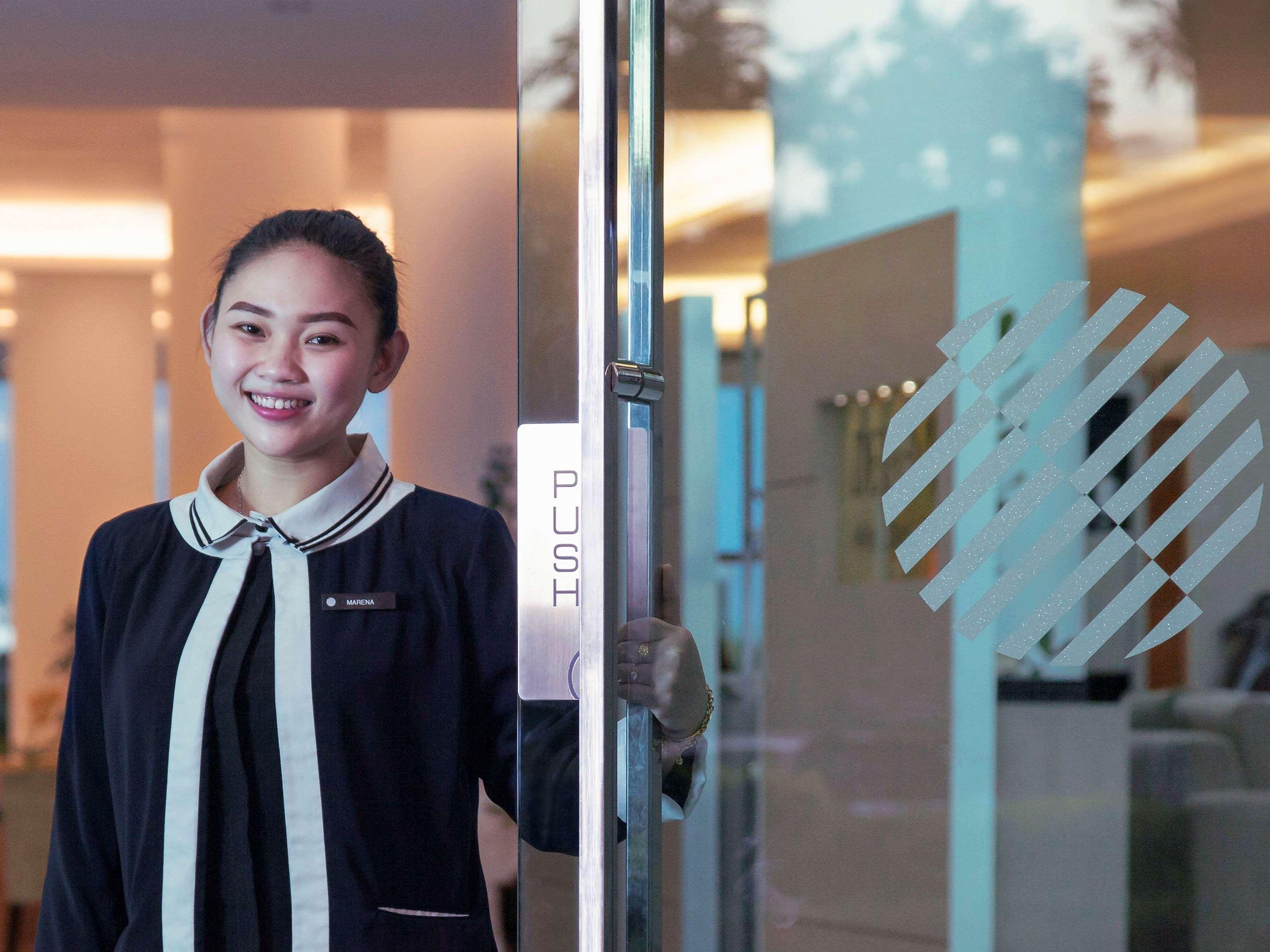 Pullman Kuching Hotell Exteriör bild A Thai woman working at a hotel