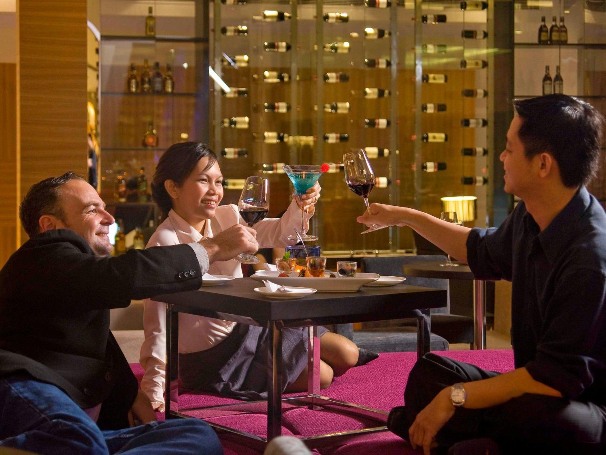 Pullman Kuching Hotell Exteriör bild The Wine Bar