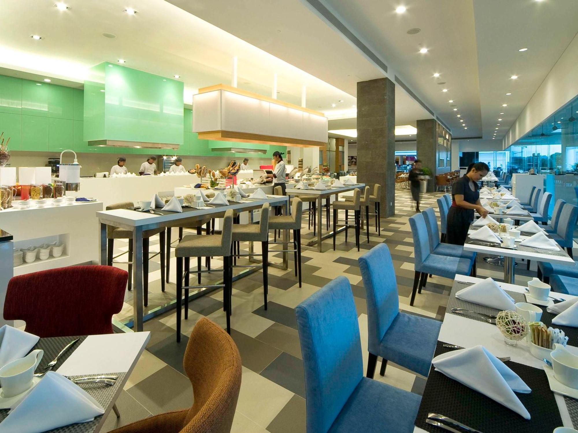 Pullman Kuching Hotell Exteriör bild The buffet at the lobby