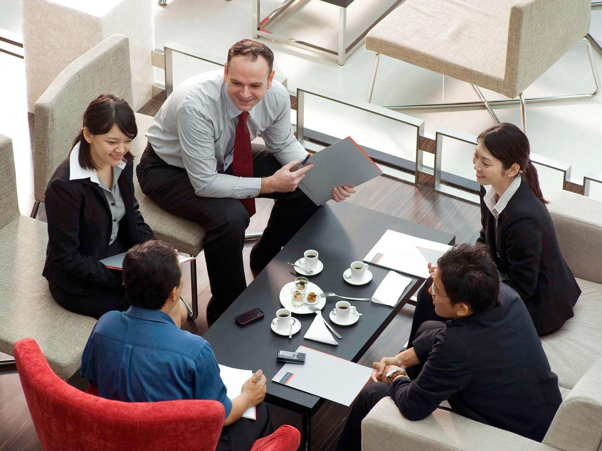 Pullman Kuching Hotell Exteriör bild A team of businesspeople