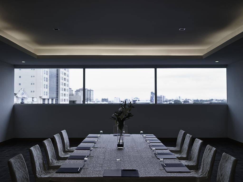 Pullman Kuching Hotell Exteriör bild Boardroom