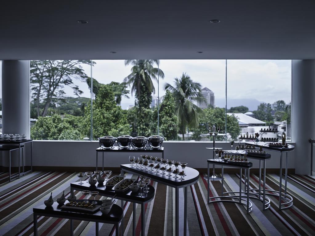 Pullman Kuching Hotell Exteriör bild The interior of the restaurant