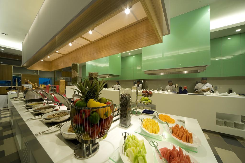 Pullman Kuching Hotell Restaurang bild A buffet at a hotel