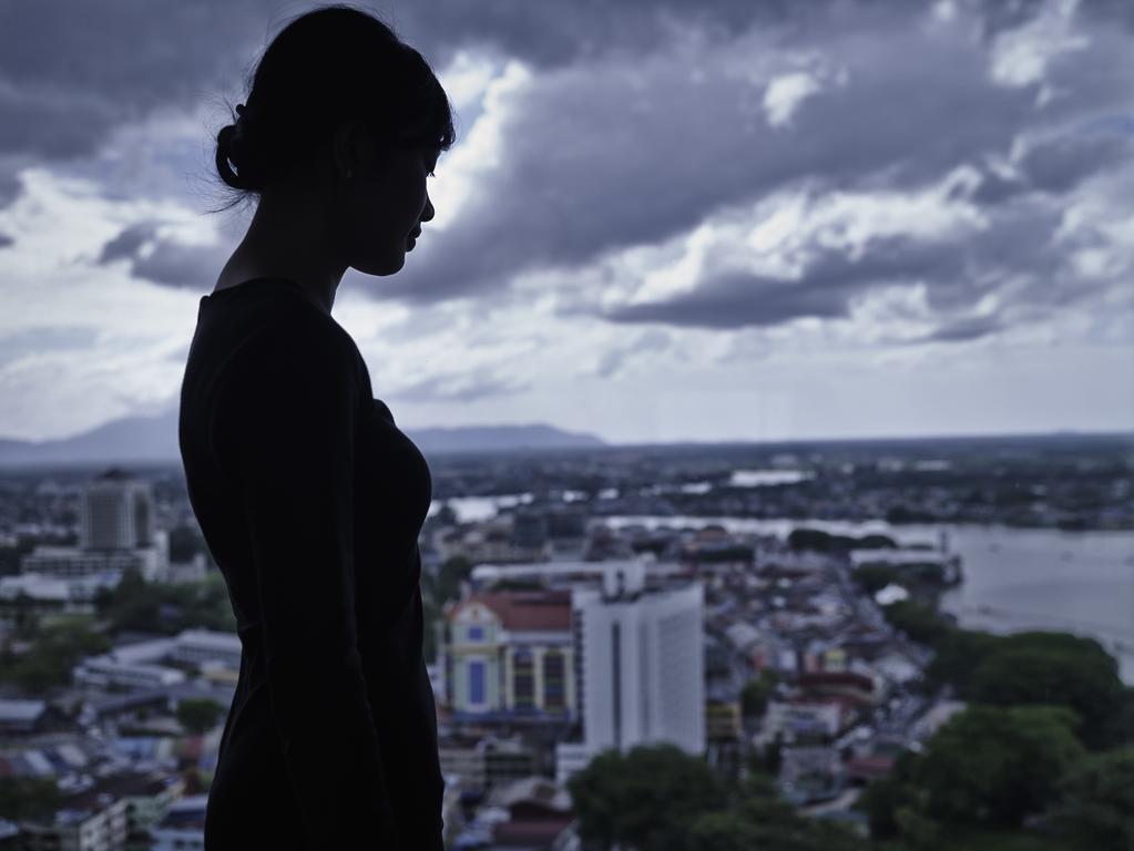 Pullman Kuching Hotell Exteriör bild A woman in silhouette