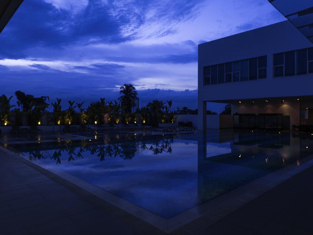 Pullman Kuching Hotell Exteriör bild The pool at the hotel