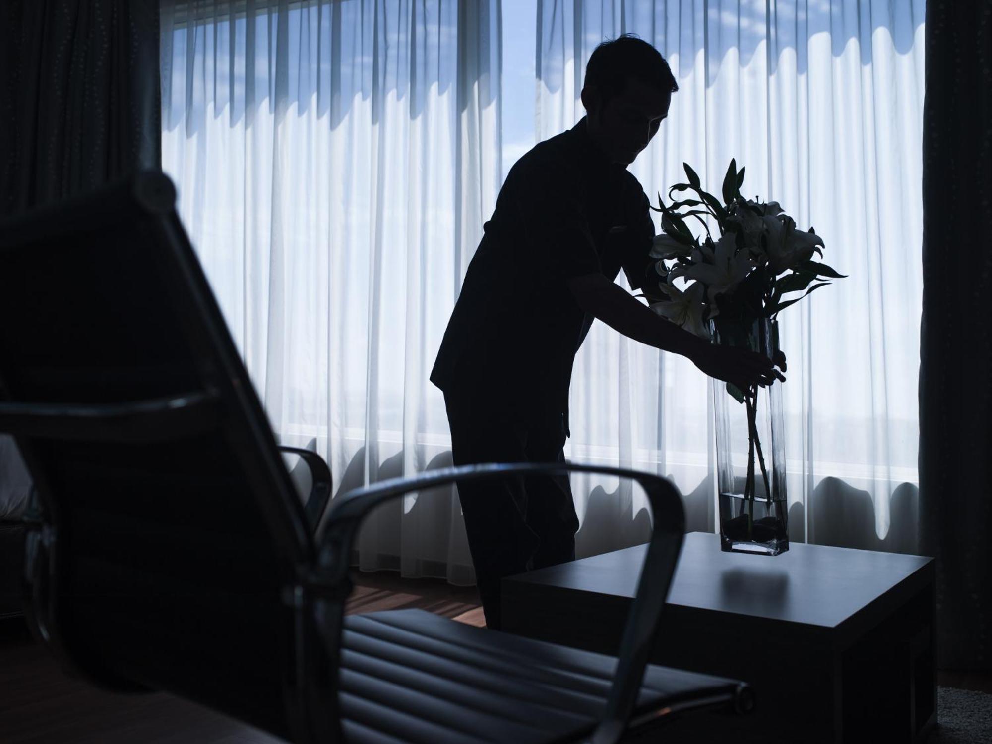 Pullman Kuching Hotell Exteriör bild A chambermaid at work
