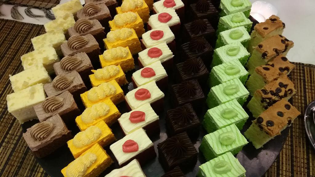 Pullman Kuching Hotell Exteriör bild Petit fours