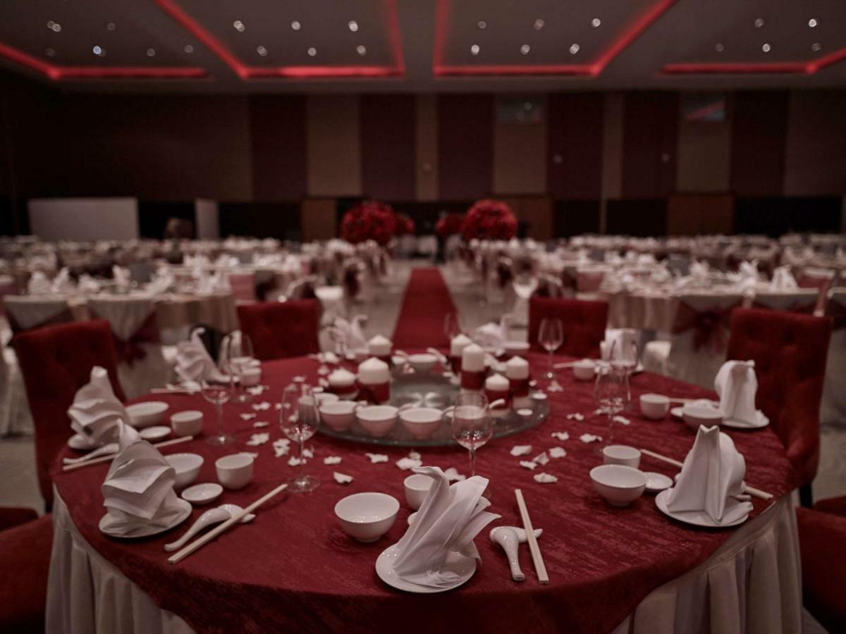 Pullman Kuching Hotell Exteriör bild A typical table setting at a Chinese wedding banquet