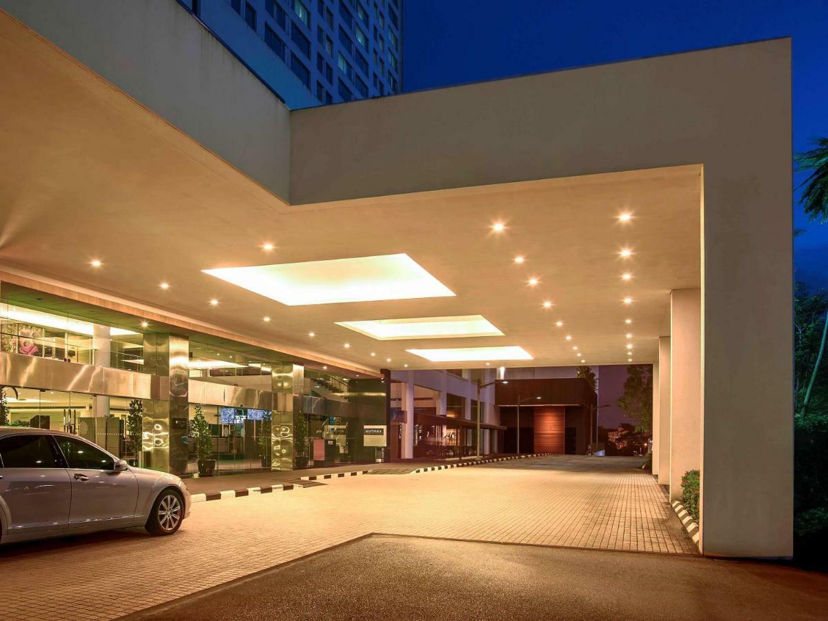 Pullman Kuching Hotell Exteriör bild Entrance